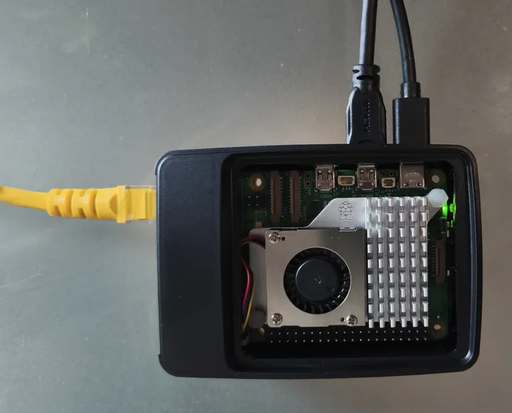 Raspberry Pi montada en su carcasa, con refrigeración y conexiones